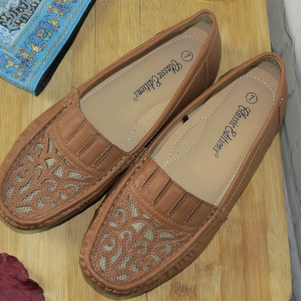 NWOT-Neutral brown loafers | 7